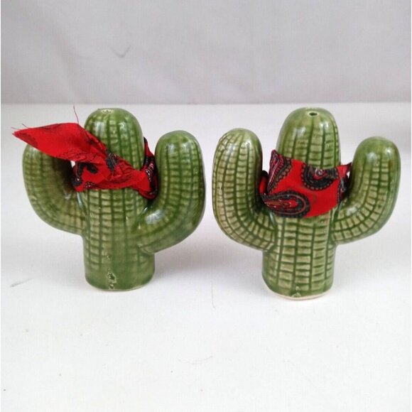 Vintage 1993 Ceramic Cactus Wearing Bandanas Salt & Pepper Shakers With Box - Picture 2 of 12